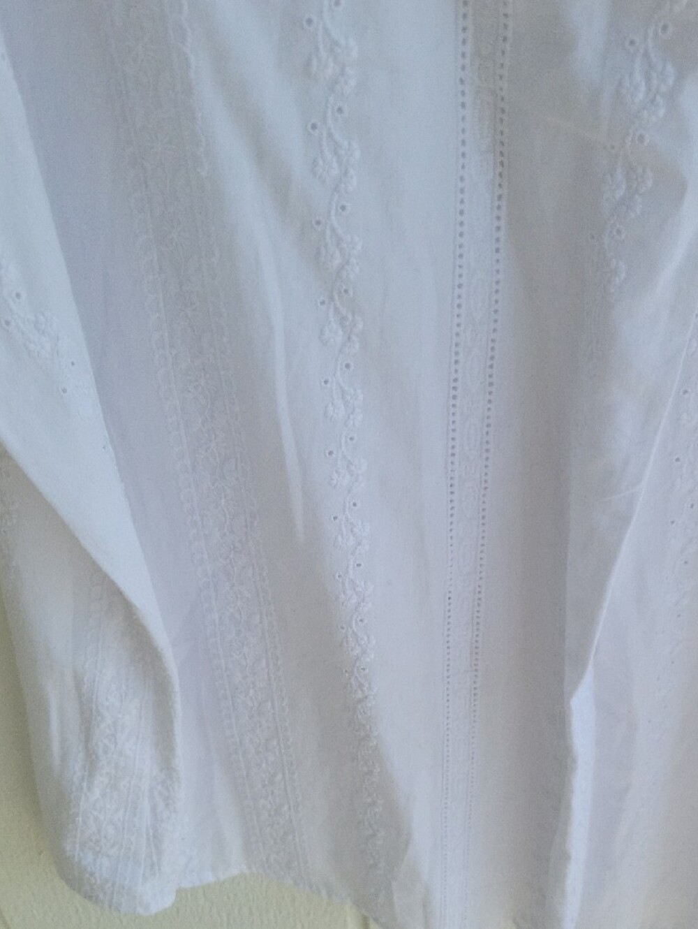 Time and Tru White Sleeveless V-Neck Eyelet Lace Camisole - Picture 9 of 11